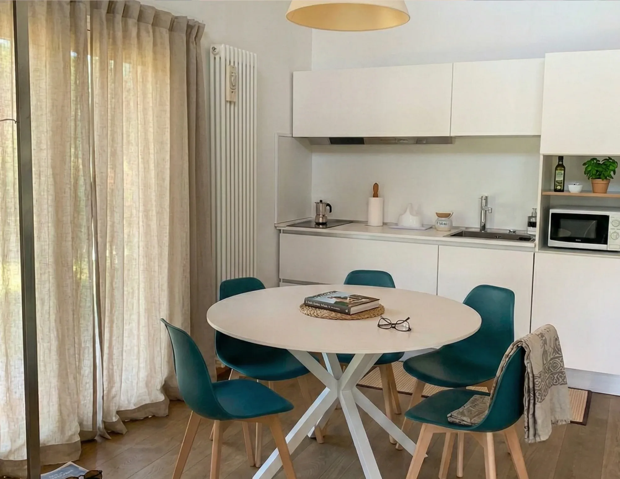 Il soggiorno con la cucina dell'appartamento