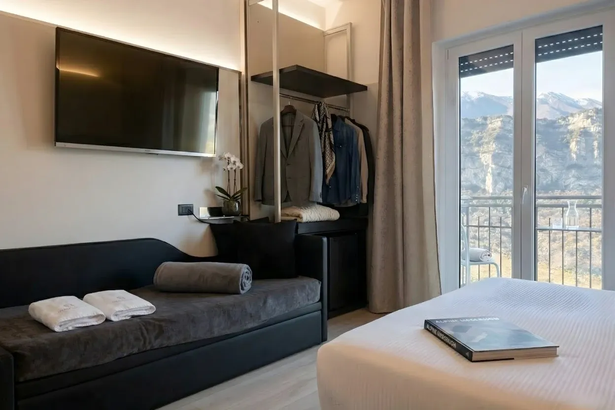 Il divano letto e la portafinestra della Comfort vista lago