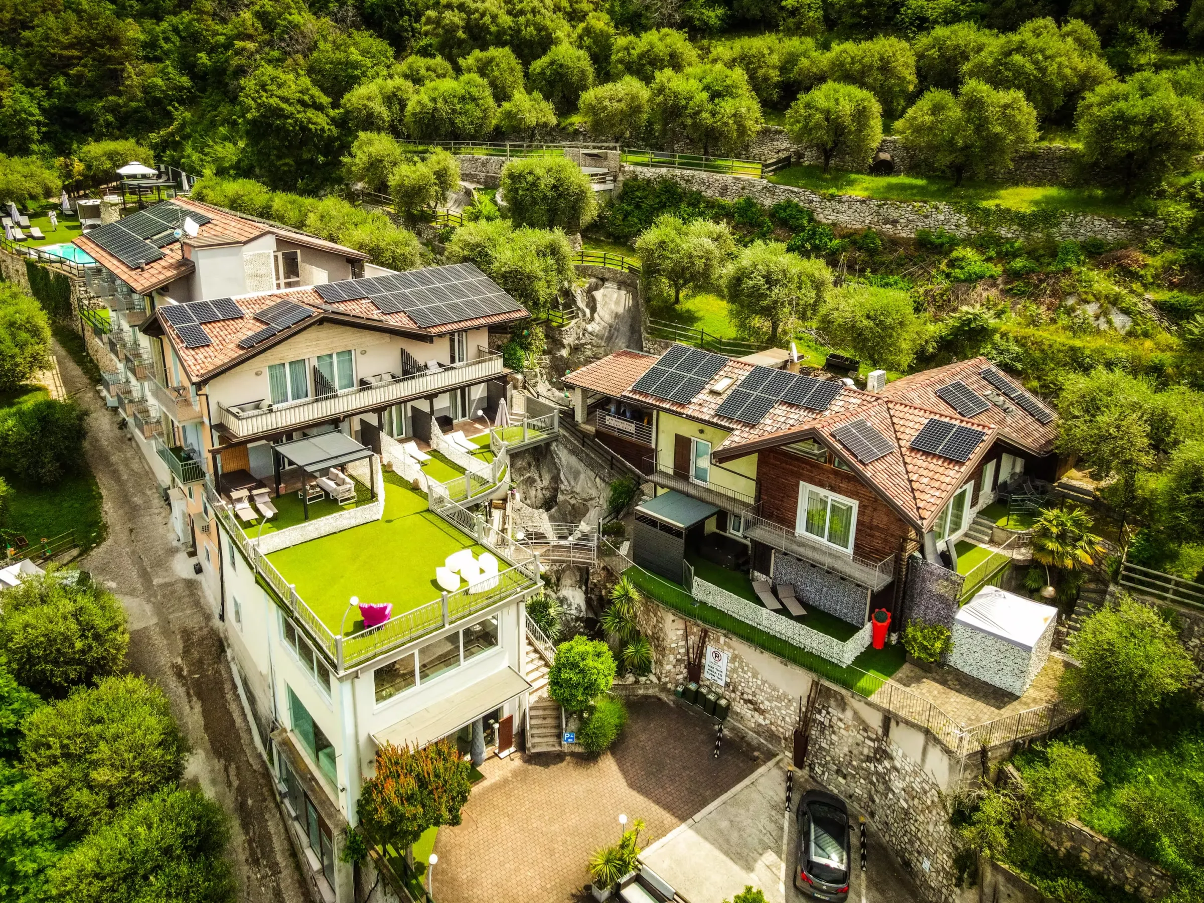 L'hotel visto dal drone, con i pannelli solari sui tetti e le terrazze verdi
