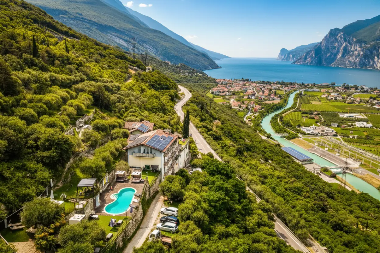 L'hotel con la piscina visto dall'alto, sotto la valle del Sarca, Torbole e il lago