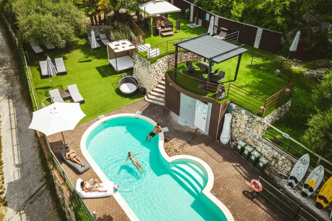 La piscina e il giardino visti dall'alto