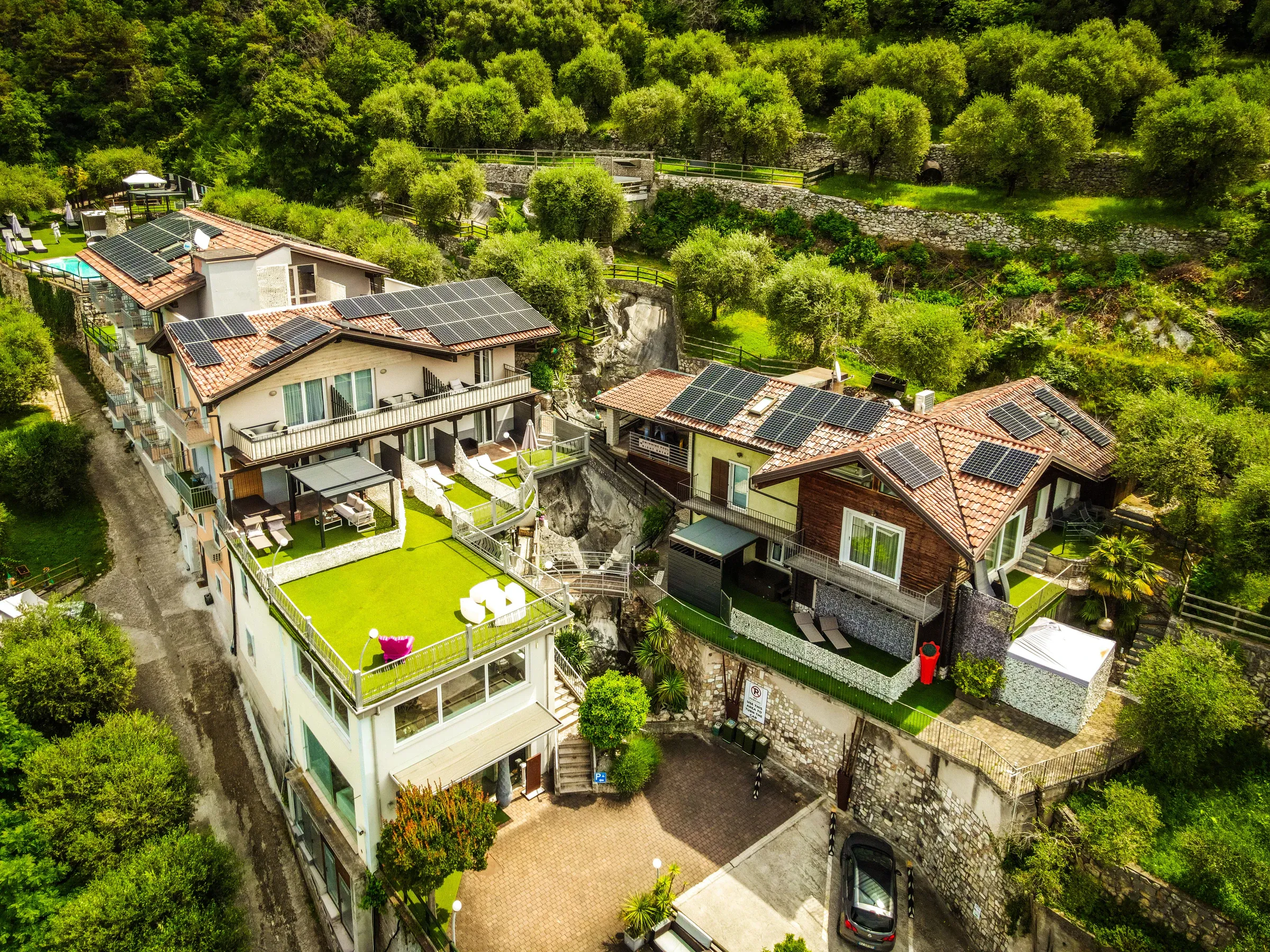 I tetti dell'hotel coperti di pannelli fotovoltaici, visti dal drone tra gli ulivi