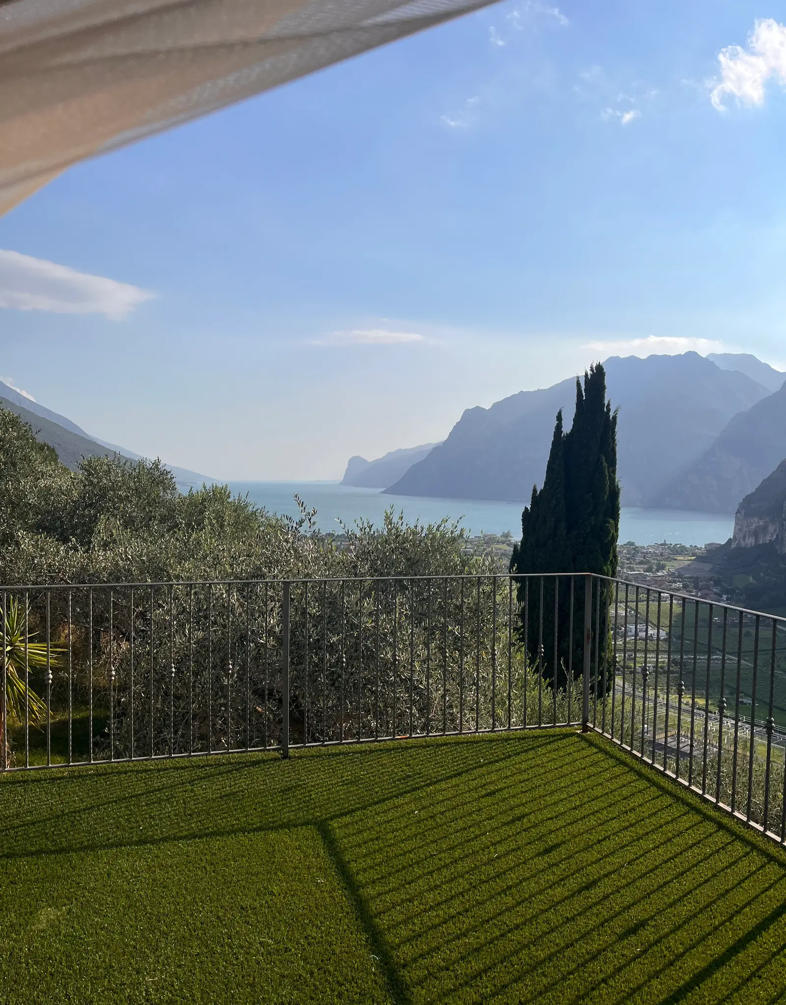 Il lago visto dal giardino dell'appartamento
