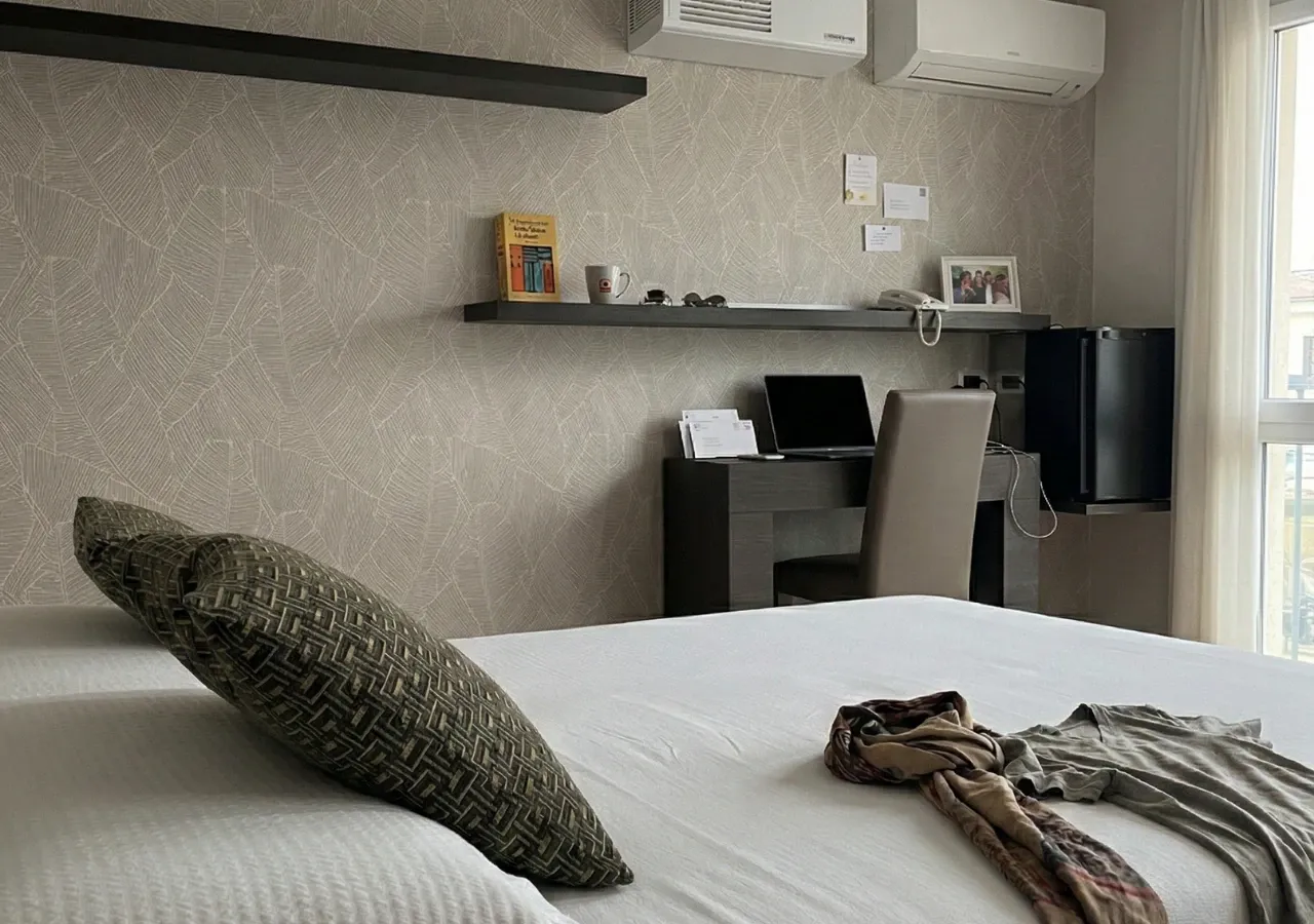 Il letto e la scrivania della Superior con jacuzzi