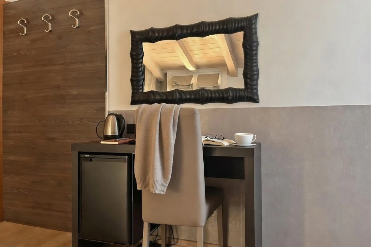La scrivania e il minibar della Junior Suite