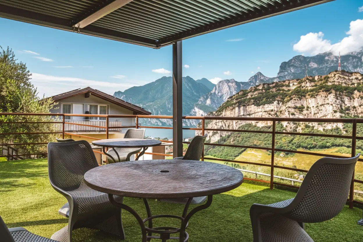 Il tavolo sotto la pergola, con il lago e le montagne