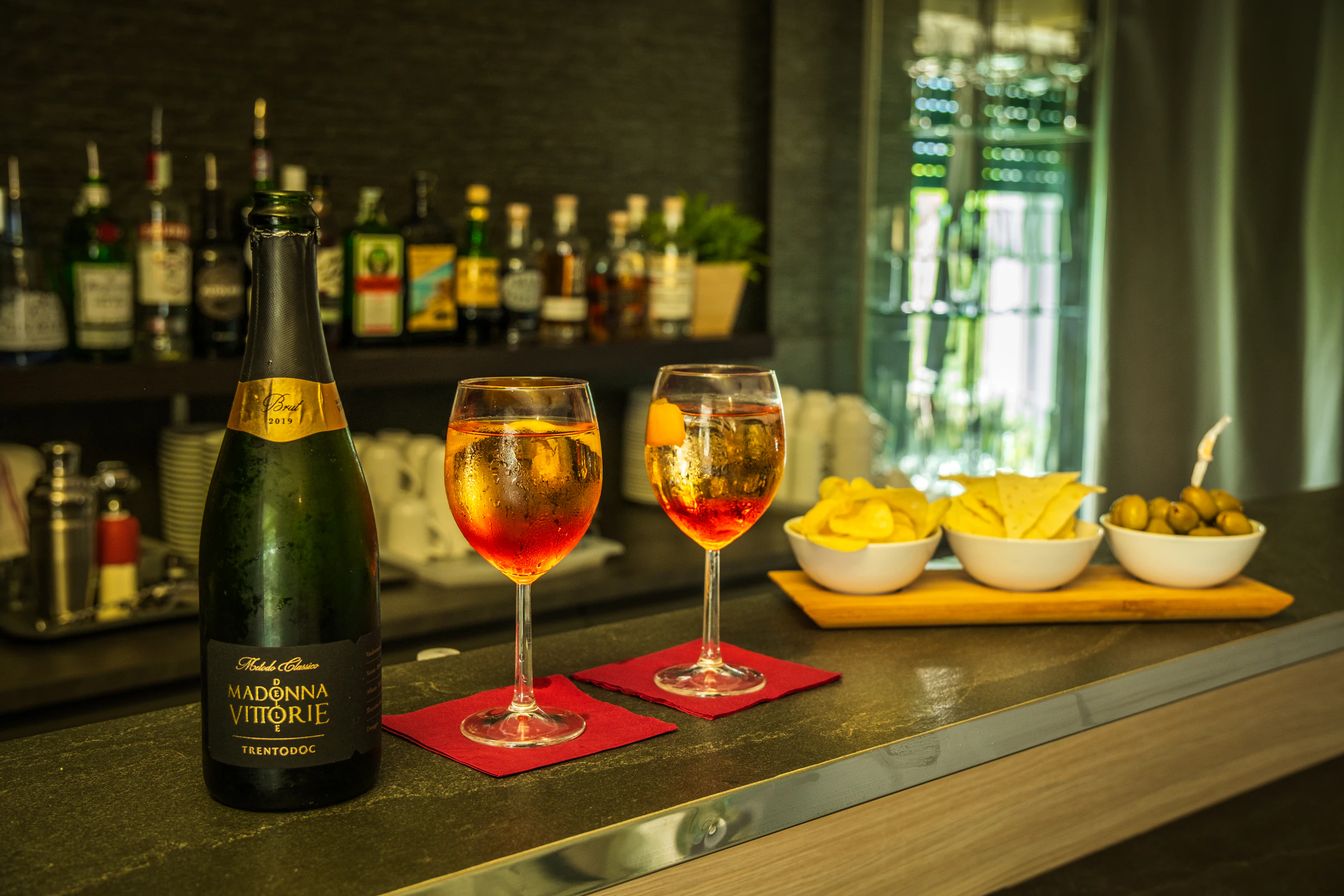 Due spritz sul bancone del bar