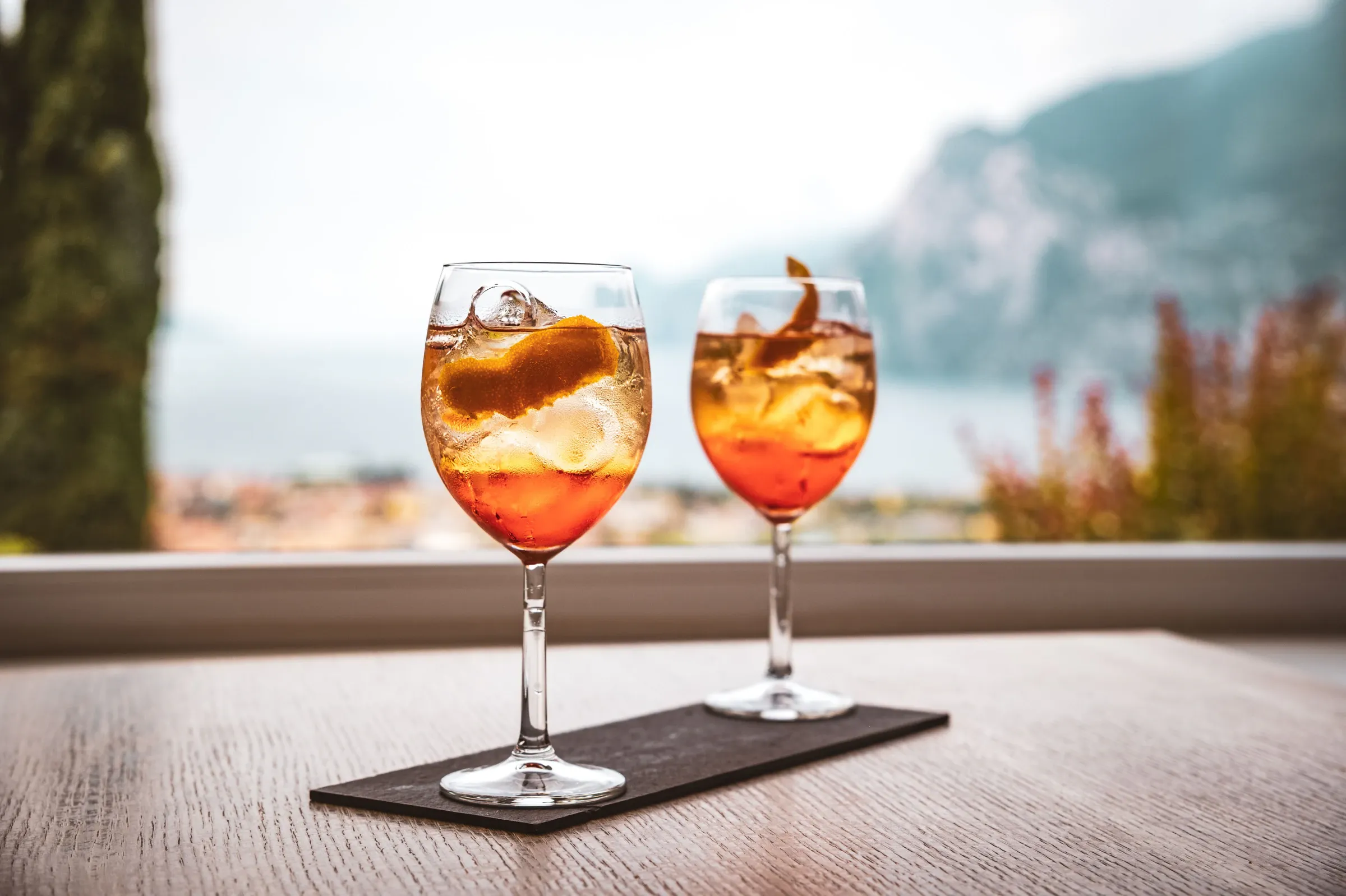 Due spritz sul tavolo della terrazza