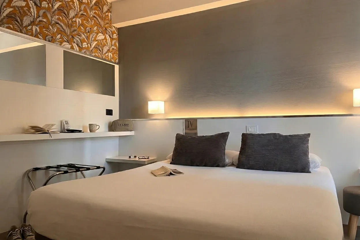 Il letto matrimoniale della Standard vista lago