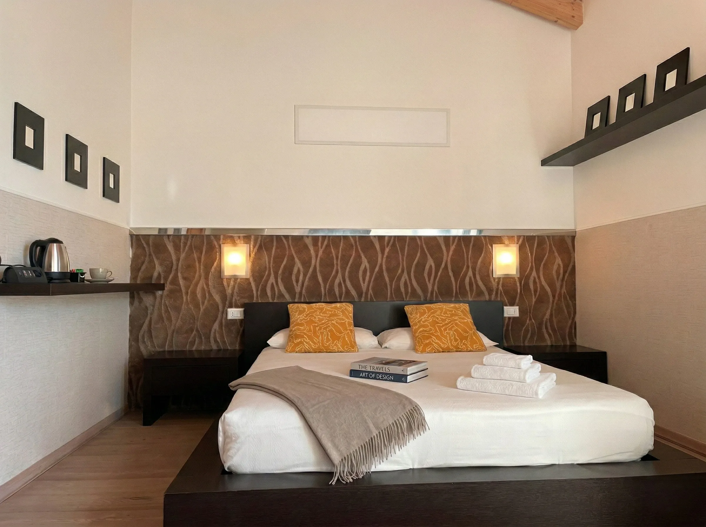 Il letto matrimoniale della Superior vista lago
