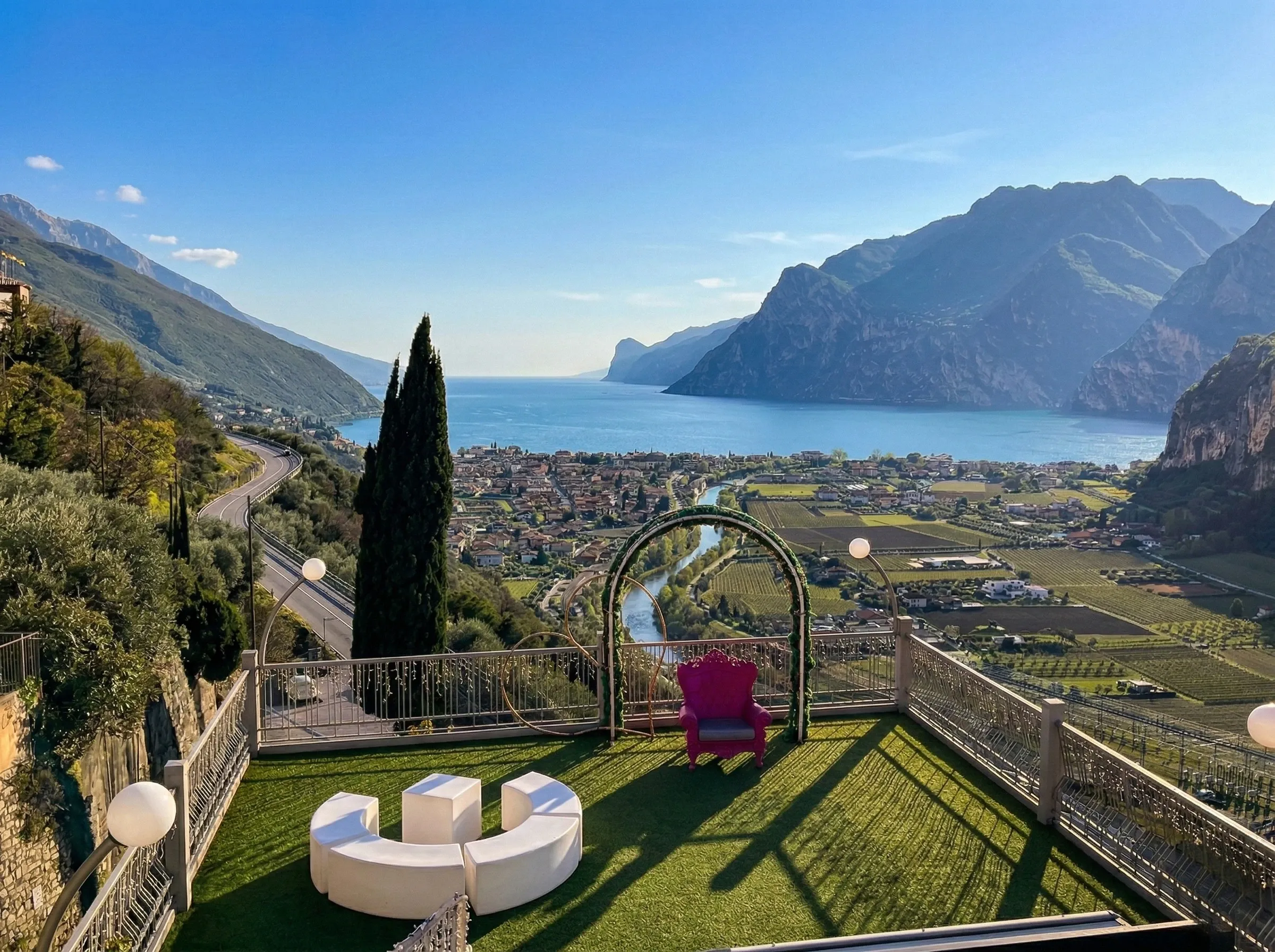 Il balcone della Superior vista lago con i pouf e il lago