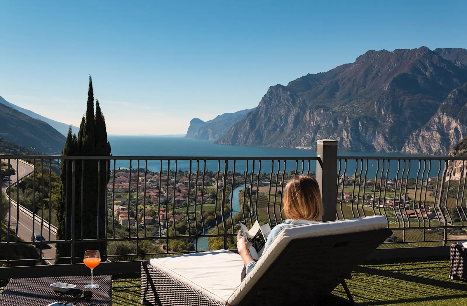 Il lettino sulla terrazza dell'hotel e il lago sotto
