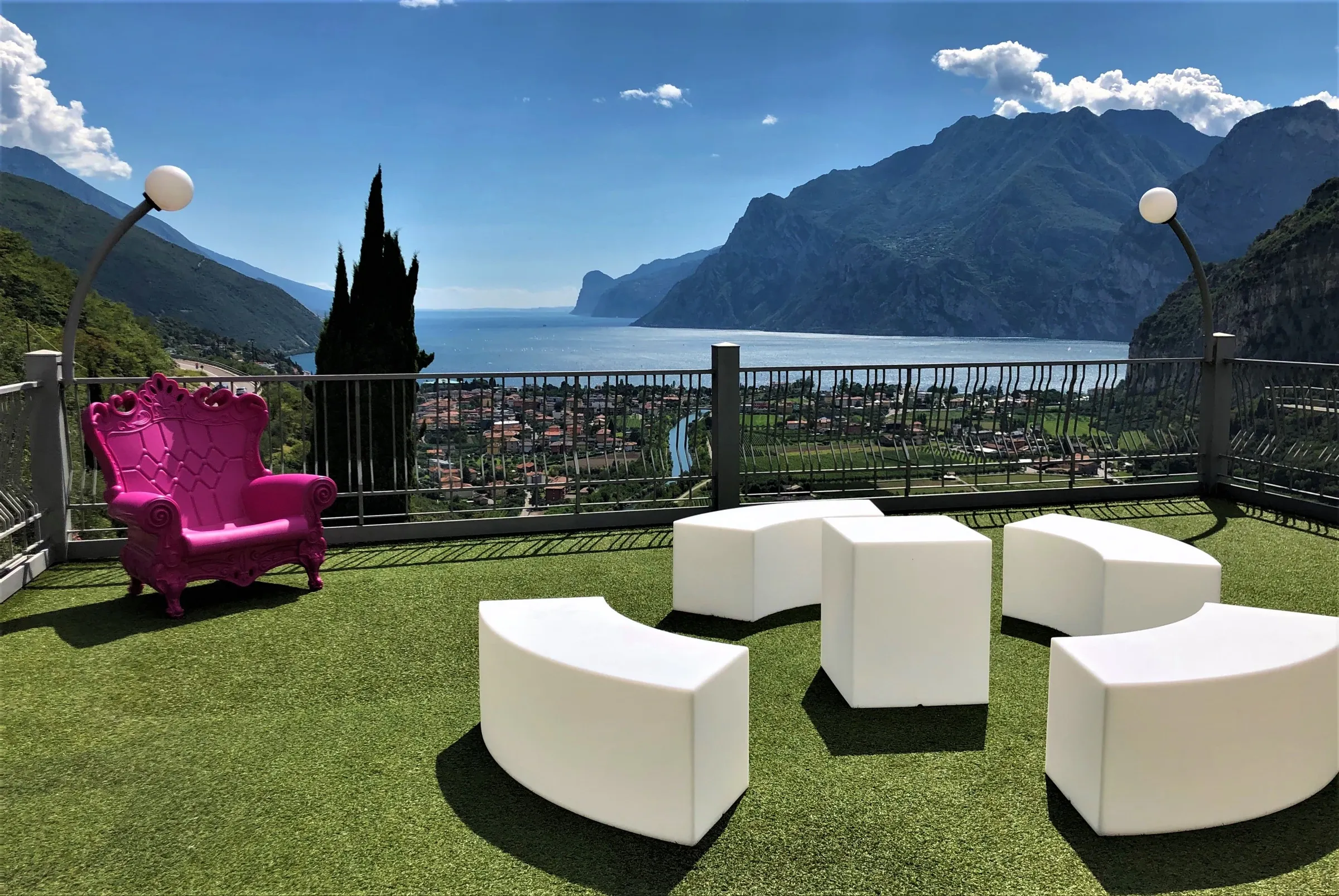 La terrazza dell'hotel con la poltrona e il lago sotto, fino al Monte Brione