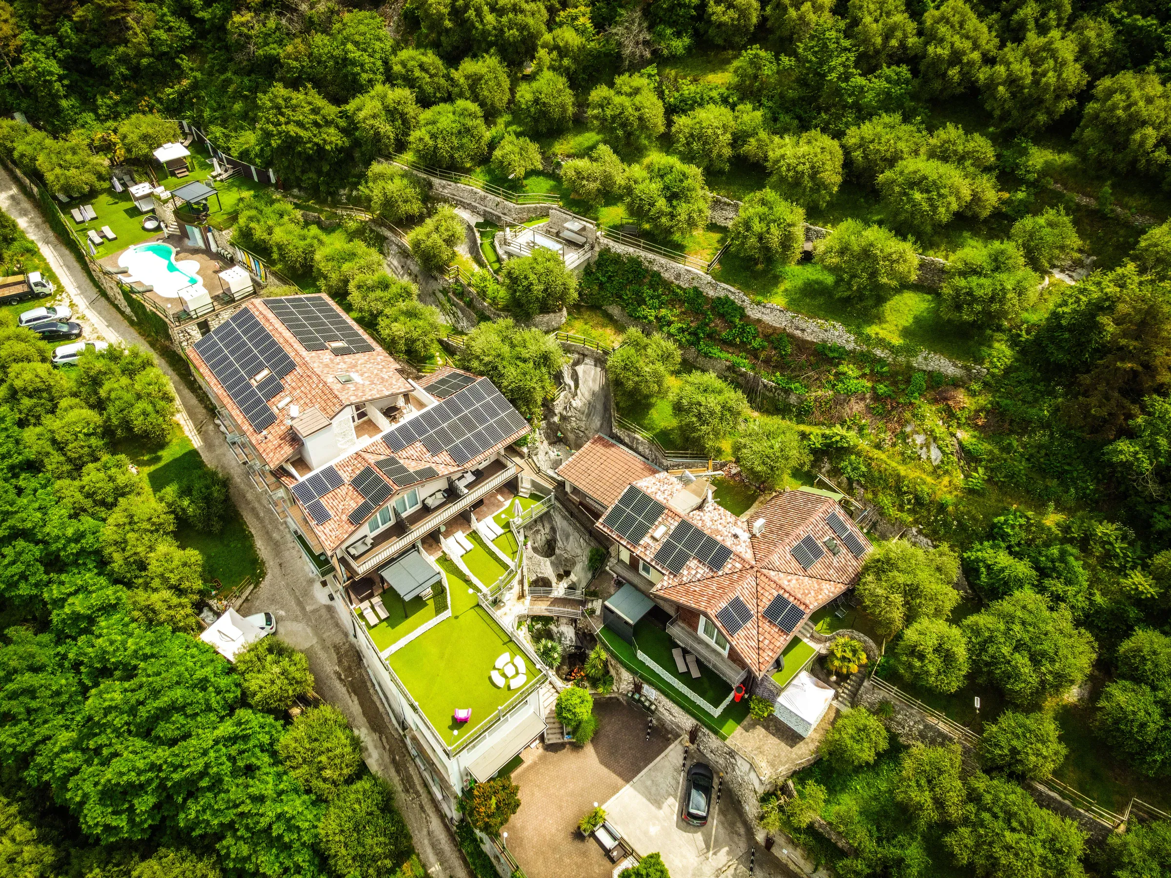 I tetti dell'hotel con i pannelli fotovoltaici e la piscina, visti dall'alto