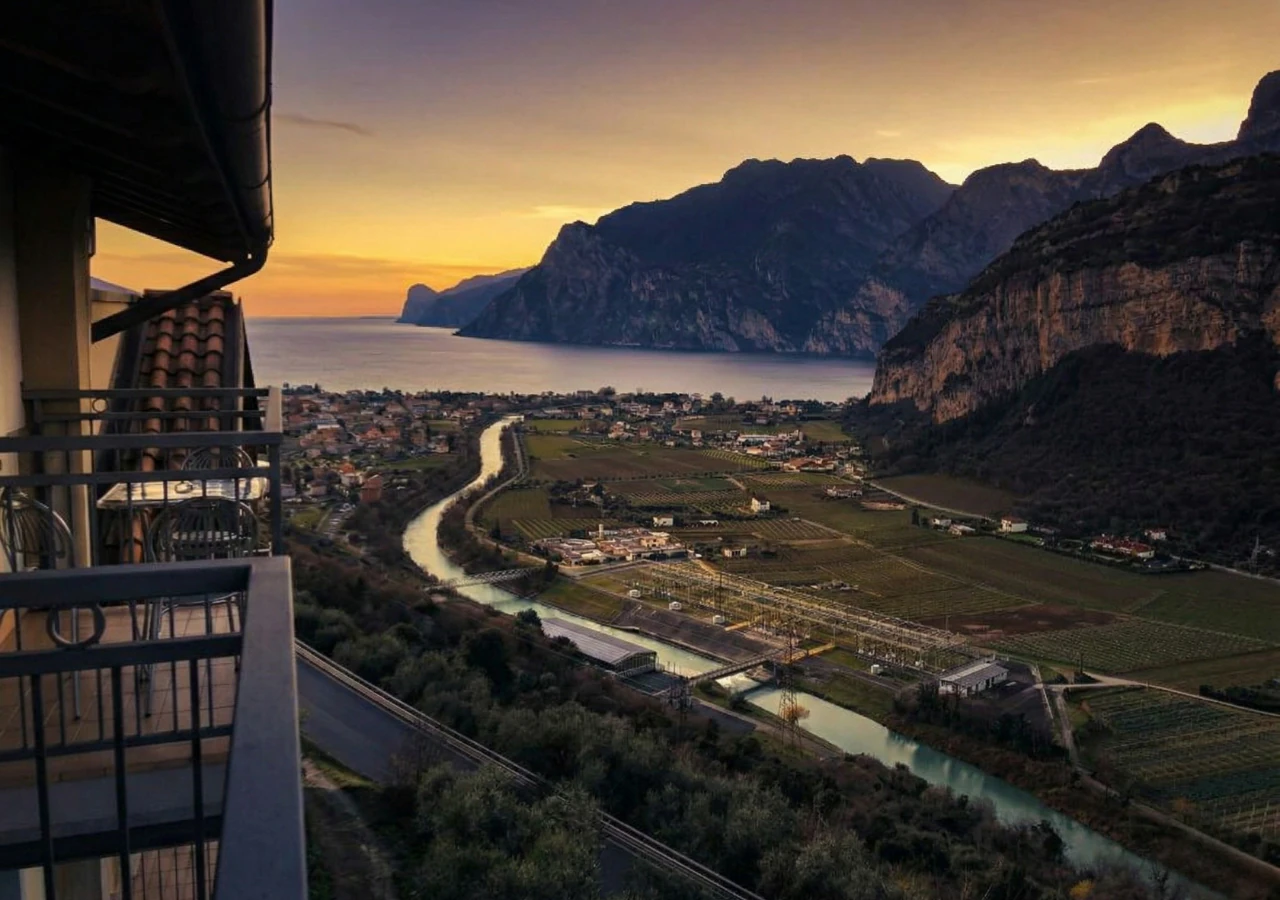La valle del Sarca, il fiume e il lago all'imbrunire, dal balcone della Junior Suite